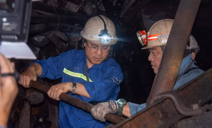 Công ty Than Thống Nhất hợp tác với chuyên gia Nhật Bản thi công khoan tháo nước trong hầm lò.