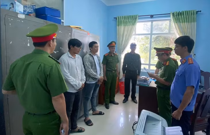 Công an huyện Hàm Thuận Nam đọc Lệnh bắt 2 bị can để tạm giam với sự tham gia kiểm sát của Viện Kiểm sát nhân dân cùng cấp. Ảnh: VKS HTN