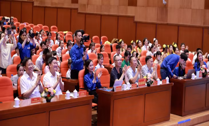 Đông đảo đại biểu và khán giả tới dự Liên hoan các đội tuyên truyền măng non.