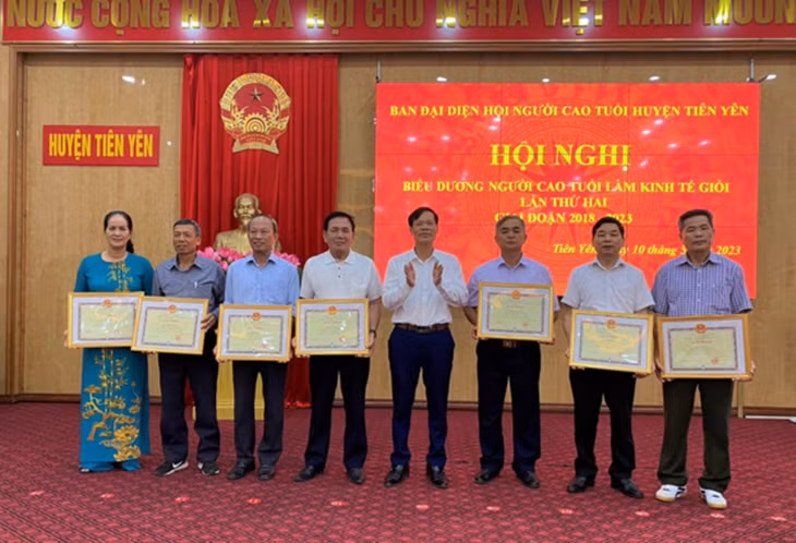 Lãnh đạo huyện Tiên Yên trao giấy khen cho các cá nhân tiêu biểu trong phong trào thi đua “Người cao tuổi làm kinh tế giỏi” giai đoạn 2018-2023.