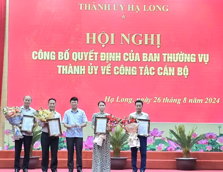 Lãnh đạo UBND TP Hạ Long tặng hoa, chúc mừng các đồng chí nhận quyết định bổ nhiệm. Ảnh do đơn vị cung cấp
