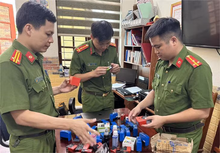 Công an tỉnh Thanh Hóa kiểm tra tang vật vụ án - Ảnh: Công an tỉnh Thanh Hóa cung cấp
