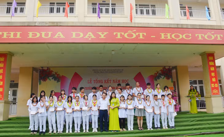 Trường THCS Nguyễn Trãi khen thưởng học sinh đoạt giải các cuộc thi học sinh giỏi năm học 2023-2024.
