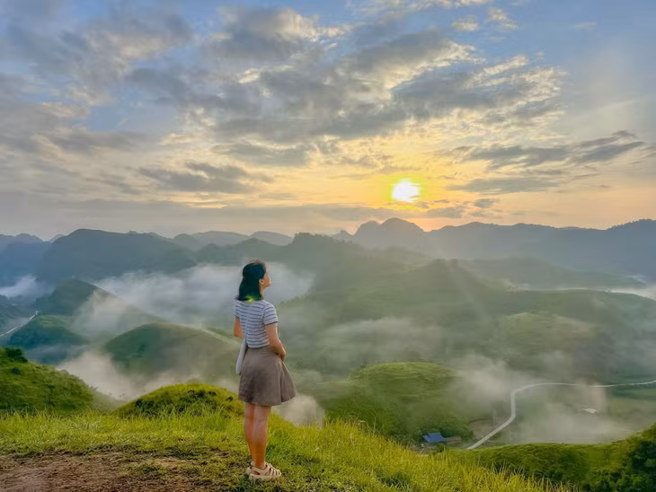 Biển mây vờn trên những đồi cỏ Ba Quáng nhấp nhô, uốn lượn. Ảnh: Bùi Hoài