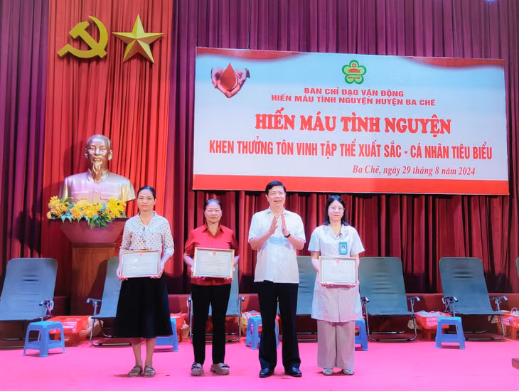 Khen thưởng, tập thể cá nhân có thành tích xuất sắc trong công tác tuyên truyền, vận động và tham gia hiến máu tình nguyện.