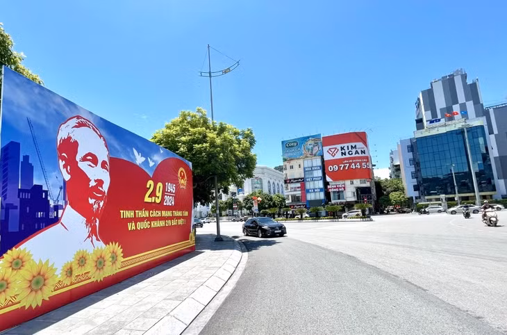 Pano, khẩu hiệu mang tinh thần Cách mạng Tháng Tám và Quốc khánh 2/9 bất diệt lan tỏa trên các tuyến đường.