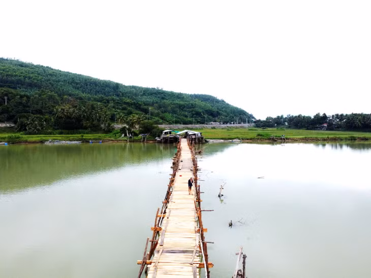 Theo người dân địa phương, tên cầu Ông Cọp gắn với câu chuyện trả ơn của một cọp bạch. Truyện như sau: Vào thời xa xưa lắm, có một ông cọp bạch xuống làng, nhờ bà mụ đỡ đẻ cho bà cọp. Sau khi bà cọp sinh con xong, ông cọp đã mang quà đến biếu bà. Sau khi bà mụ mất, mỗi năm đến ngày giỗ bà, ông cọp lại đến viếng mộ, mãi đến khi ông mất. Để tưởng nhớ ông cọp bạch, người dân xóm Đồng Đò thời xưa rủ nhau lên núi đào đá, xếp thành miếu Ông Cọp để tôn thờ. Cây cầu gắn liền với miếu Ông Cọp nên tên cầu Ông Cọp cũng từ đó mà ra - Ảnh: Trung Thi