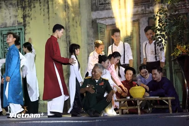 Một trong những chương trình nghệ thuật tổ chức vào buổi đêm ở Hà Nội. (Ảnh: Mai Mai/Vietnam+)