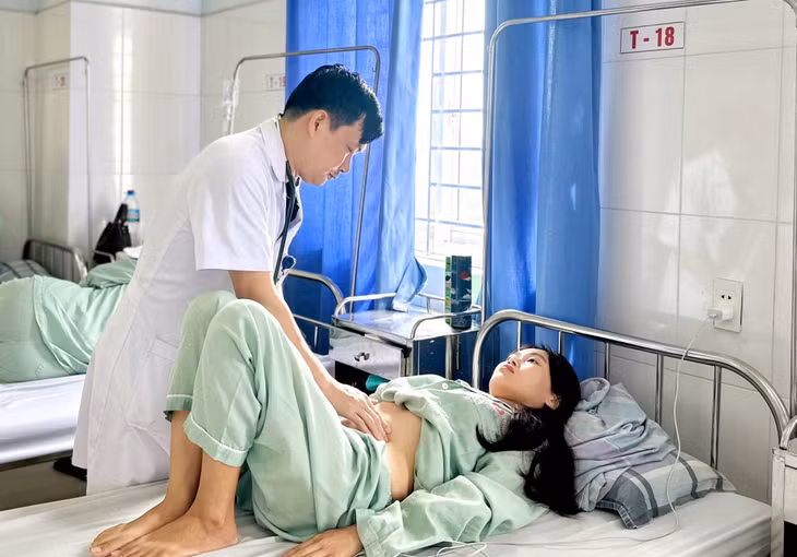 Nguyễn Hoàng Minh Châu (phường Tuần Châu, TP Hạ Long) sinh viên năm cuối Trường Đại học Thương mại Hà Nội đang điều trị tại Khoa thận - Lọc máu (Bệnh viện Bãi Cháy).