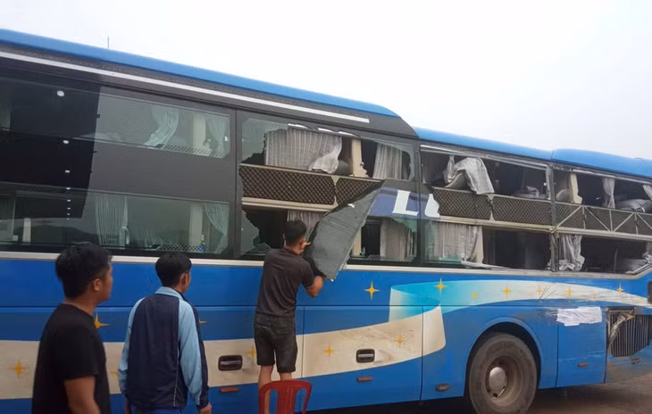 Xe khách BKS 50H-508.73 vỡ tan kính sau va chạm.