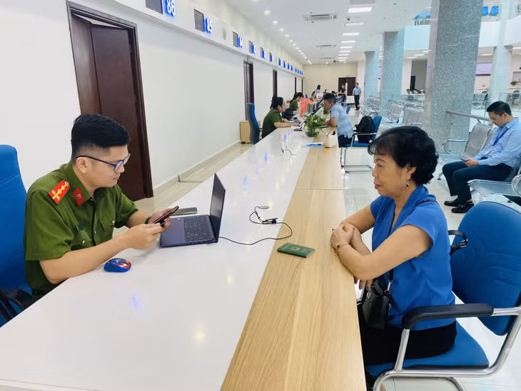 Cán bộ Phòng CSQLHC về trật tự xã hội, Công an tỉnh hướng dẫn người dân nộp TTHC qua ứng dụng VNeID tại Trung tâm PV Hành chính công tỉnh.