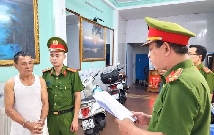 Cơ quan công an tống đạt quyết định khởi tố, bắt giam Nguyễn Đình Trung.