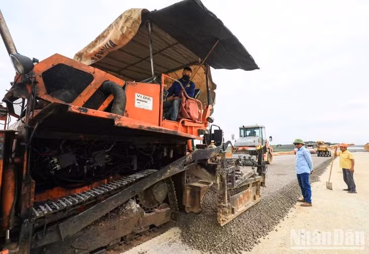 Các đơn vị tiến hành thảm lớp cấp phối đá dăm trên tuyến cao tốc bắc-nam.