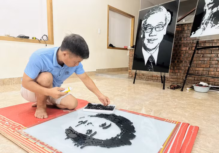 Ông Toàn tỉ mỉ ghép từng mảnh kính.