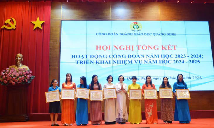 Công đoàn ngành Giáo dục Quảng Ninh tặng giấy khen cho các tập thể, cá nhân có thành tích xuất sắc.