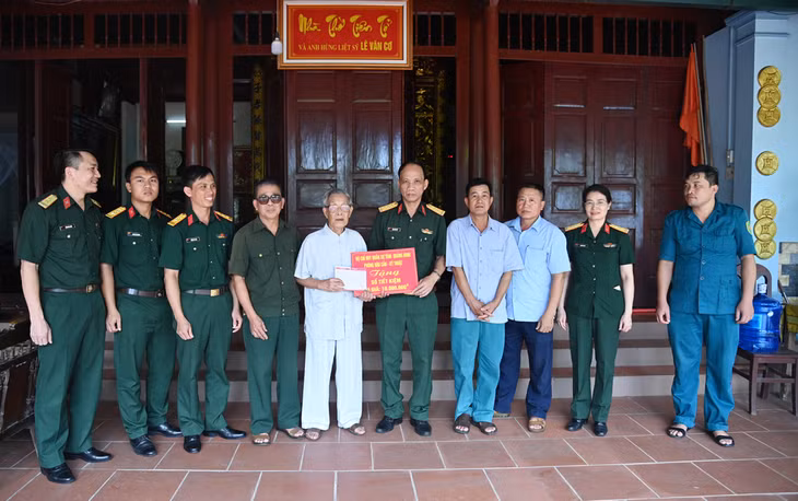 Phòng Kỹ thuật - Hậu cần (Bộ CHQS tỉnh) trao tặng sổ tiết kiệm 10 triệu đồng cho hộ ông Lê Văn Nhân (khu Đình, phường Cộng Hòa, TX Quảng Yên), tháng 7/2024.