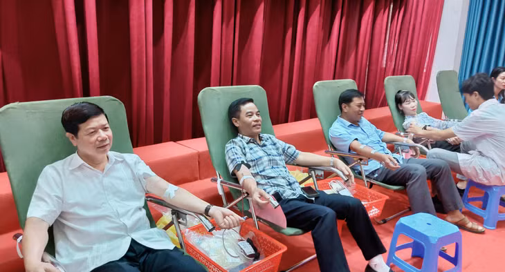 Lãnh đạo, cán bộ và nhân dân huyện Ba Chẽ tích cực hiến máu tình nguyện, thể hiện nghĩa cử cao đẹp.