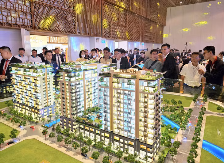Người dân tìm hiểu dự án căn hộ chung cư tại TP Thủ Đức vừa được chủ đầu tư giới thiệu đến khách hàng - Ảnh: NGỌC HIỂN