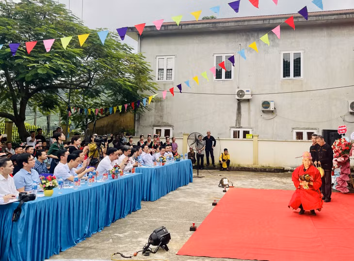 Múa gà - một nghi thức quan trọng trong Lễ cấp sắc của người Dao Thanh Y được biểu diễn tại Lễ khai trương Nhà trưng bày.