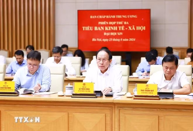 Các thành viên Tiểu ban Kinh tế-xã hội Đại hội XIV của Đảng tham dự phiên họp. (Ảnh: Dương Giang/TTXVN)