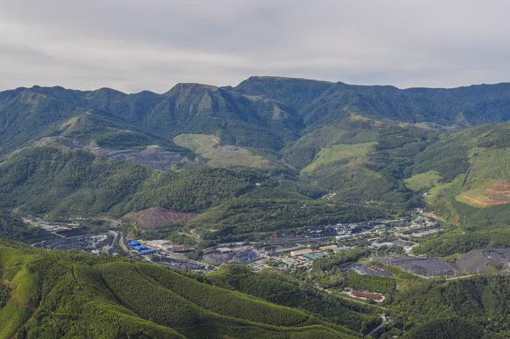 Xung quanh khu vực khai thác than là những cánh rừng trồng xanh mát, đã góp phần hạn chế tối đa những tổn hại đến môi trường.