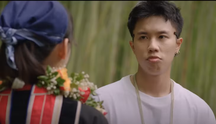 Long Vũ - con trai nghệ sĩ Vân Dung - trở thành gương mặt được tìm kiếm trên mạng xã hội những ngày qua vì vai diễn Chải trong phim truyền hình giờ vàng Đi giữa trời rực rỡ.