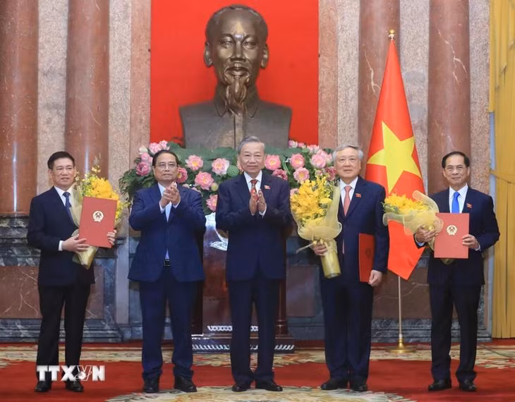 Tổng Bí thư, Chủ tịch nước Tô Lâm trao Quyết định bổ nhiệm, Thủ tướng Phạm Minh Chính tặng hoa chúc mừng các Phó Thủ tướng Nguyễn Hòa Bình, Bùi Thanh Sơn và Hồ Đức Phớc. (nh: Lâm Khánh/TTXVN)