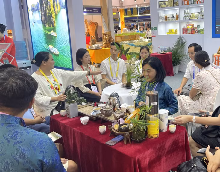 Một số sản phẩm chè của Hải Hà được giới thiệu tại Hội chợ Trung Quốc - Nam Á lần thứ 8 và Hội chợ xuất nhập khẩu Côn Minh, Trung Quốc lần thứ 28.(Ảnh do Sở Công Thương cung cấp.)