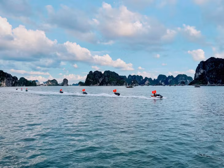 Từ 17h-20h ngày 24/8, 12 chiếc moto nước sẽ trình diễn chạy theo đội hình, diễu hành với cờ Tổ quốc.