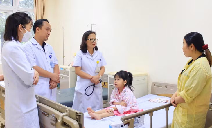Các bác sĩ Bệnh viện Sản Nhi Quảng Ninh khám bệnh và trao đổi tình hình sức khỏe gia đình bệnh nhi.