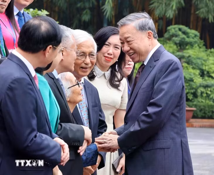 Tổng Bí thư, Chủ tịch nước Tô Lâm với các kiều bào tiêu biểu về dự Hội nghị người Việt Nam ở nước ngoài toàn thế giới lần thứ IV và Diễn đàn Tri thức và chuyên gia Việt Nam ở nước ngoài. (Ảnh: Lâm Khánh/TTXVN)