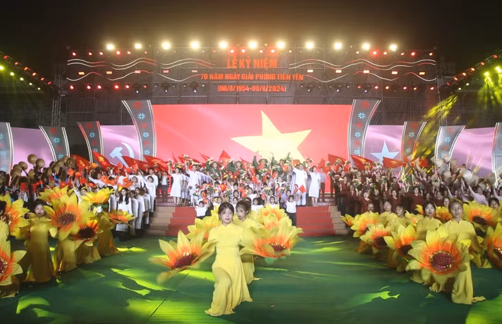 Chương trình nghệ thuật được dàn dựng công phu với sự góp mặt của gần 600 nghệ sĩ, ca sĩ, diễn viên chuyên và không chuyên.