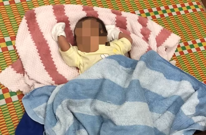 Cháu bé bị bỏ rơi trước cổng chùa. Ảnh: H.Nguyên.