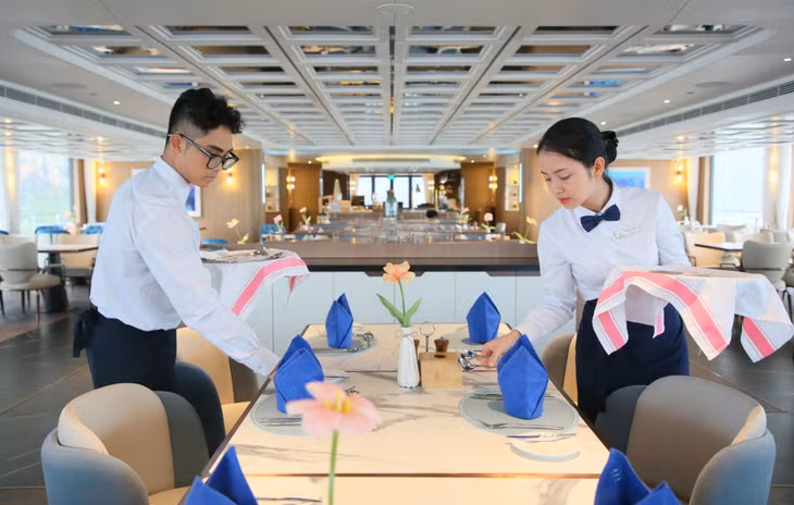 Phùng Thị Duyên (bên phải), tân cử nhân chuyên ngành Quản trị khách sạn K5 và là 1 trong 18 sinh viên tiêu biểu toàn khóa tốt nghiệp năm 2024, hiện là một trong những nhân lực chủ chốt của du thuyền Grand Pioneers.