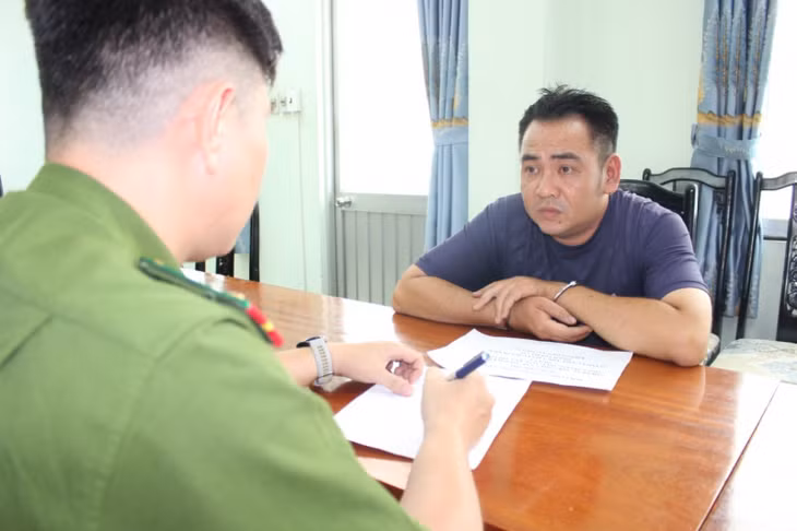 Các đối tượng khai nhận hành vi phạm tội với cán bộ điều tra.