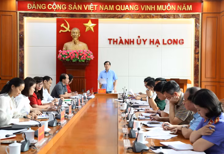 Đồng chí Vũ Quyết Tiến, Uỷ viên Ban Thường vụ Tỉnh uỷ, Bí thư Thành uỷ, phát biểu kết luận tại hội nghị.
