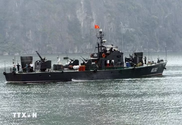 Các đơn vị tàu chiến của Lữ đoàn 170 (đơn vị chủ lực tham gia đánh thắng trận đầu của Hải quân nhân dân Việt Nam) lên đường làm nhiệm vụ bảo vệ biển đảo (7/2014). (Ảnh: Trọng Đức/TTXVN.)