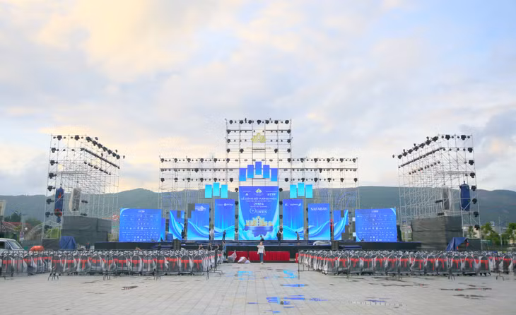 Sân khấu hoành tráng của đêm chung kết toàn quốc cuộc thi Hoa hậu Du lịch Việt Nam 2024.