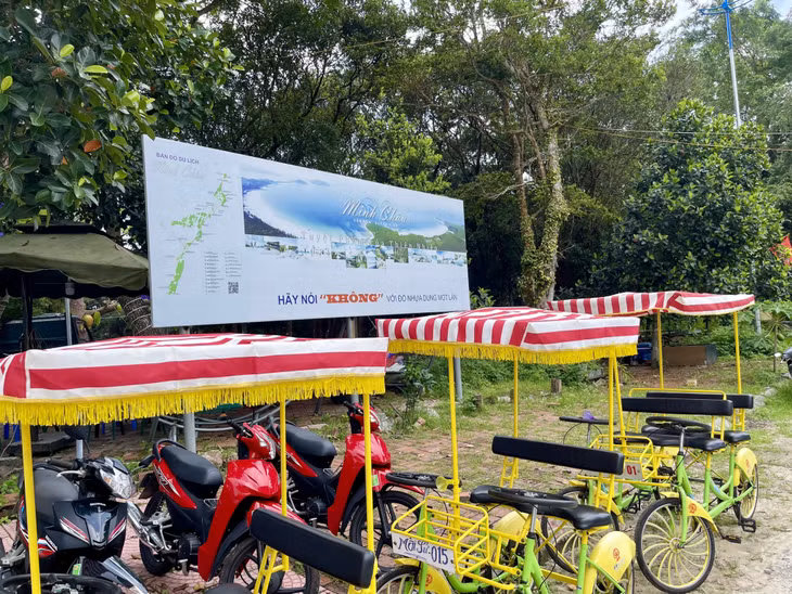 Xã đảo Minh Châu (huyện Vân Đồn) lắp đặt các pano, áp phích chủ đề “Nói không với đồ nhựa dùng một lần” tại các địa điểm du lịch. Ảnh: Nguyễn Thơm