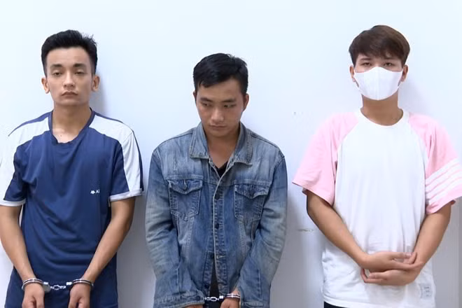 3 đối tượng bị cơ quan công an tạm giữ phục vụ điều tra hành vi giết người do ghen tuông mù quáng. Ảnh: CA
