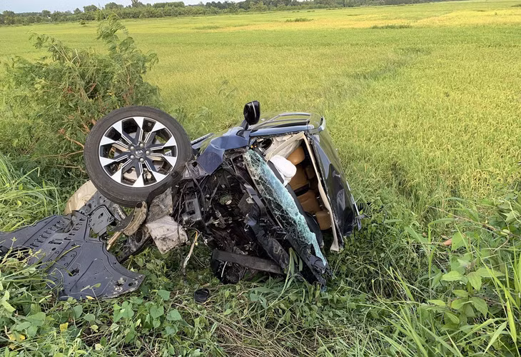 Xe ô tô 7 chỗ biến dạng, văng xuống ruộng sau cú va chạm. Ảnh: Q.H