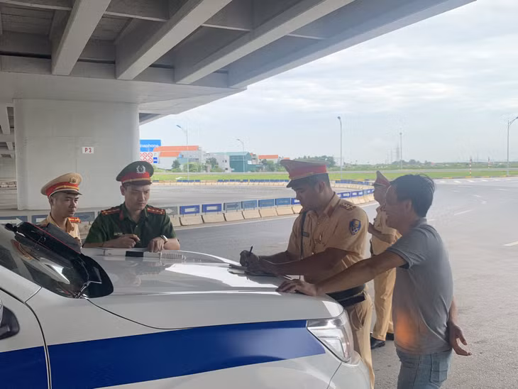 Công an TX Quảng Yên lập biên bản xử phạt lái xe vi phạm lỗi dừng, đỗ không đúng nơi quy định.