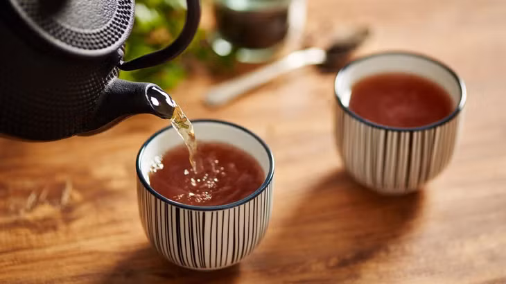 Mặc dù ít phổ biến nhưng ở một số trường hợp, uống trà quá nhiều có thể bị chóng mặt - tương tự như bị say trà phê (Ảnh: Internet)