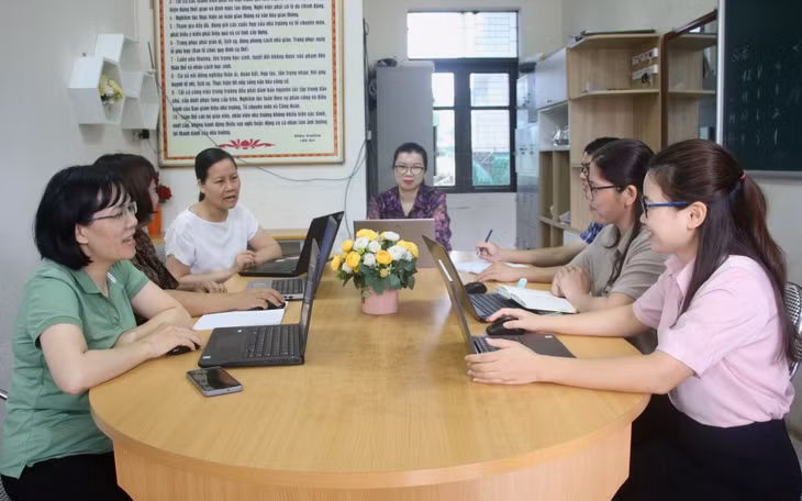 Các giáo viên tổ xã hội Trường Phổ thông Dân tộc nội trú Bình Liêu sinh hoạt chuyên môn.