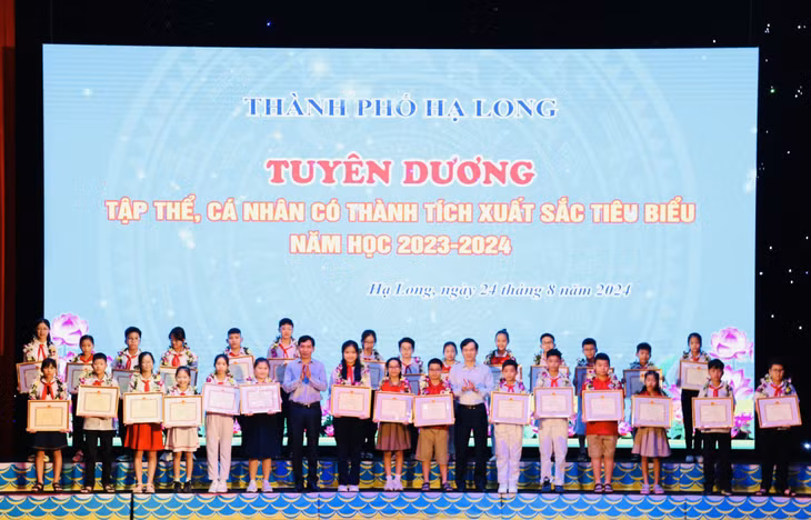 Các đồng chí lãnh đạo TP Hạ Long trao Giấy khen cho các học sinh xuất sắc, tiêu biểu, các học sinh đạt thành tích cao trong các kỳ thi năm học 2023-2024.