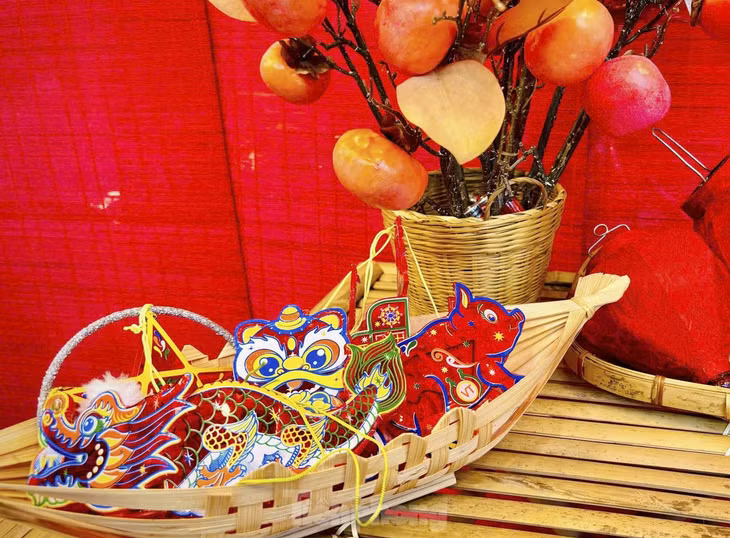 Nhiều loại lồng đèn được kết hợp tạo để nên một không gian tràn ngập màu sắc, thu hút người dân ghé thăm và mua sắm.