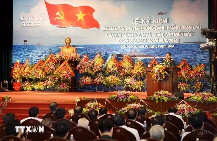 Lễ kỷ niệm 50 năm Ngày truyền thống đánh thắng trận đầu của Hải quân Nhân dân Việt Nam và quân, dân miền Bắc (ngày 2 và 5/8/1964 - ngày 2 và 5/8/2014). (Ảnh: Doãn Tấn/TTXVN)
