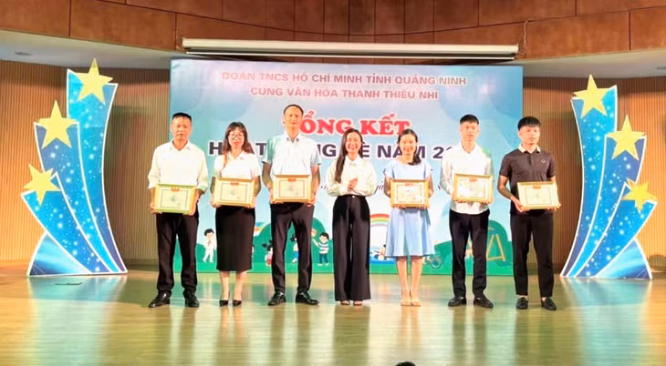 Đồng chí Nguyễn Phương Thảo, Phó Bí thư Tỉnh Đoàn, Chủ tịch Hội đồng Đội tỉnh, Chủ tịch Hội Sinh viên tỉnh Quảng Ninh trao giấy khen cho các cán bộ, giáo viên có thành tích xuất sắc trong hoạt động hè 2024.