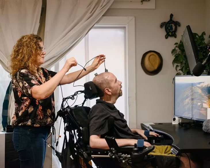 Harrell và người vợ Levana Saxon. Ảnh: New York Times.