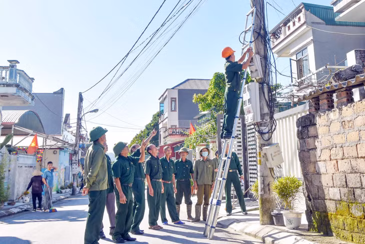Hội CCB xã Đông Xá (huyện Vân Đồn) tổ chức lắp đặt hệ thống đèn chiếu sáng trên tuyến đường tại thôn Đông Hải.